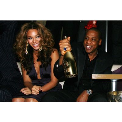 Құл Лизун және көптеген жезөкшелер порно видео